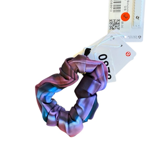 NWT Lululemon uplifting scrunchie PURPLE - Picture 2 of 5